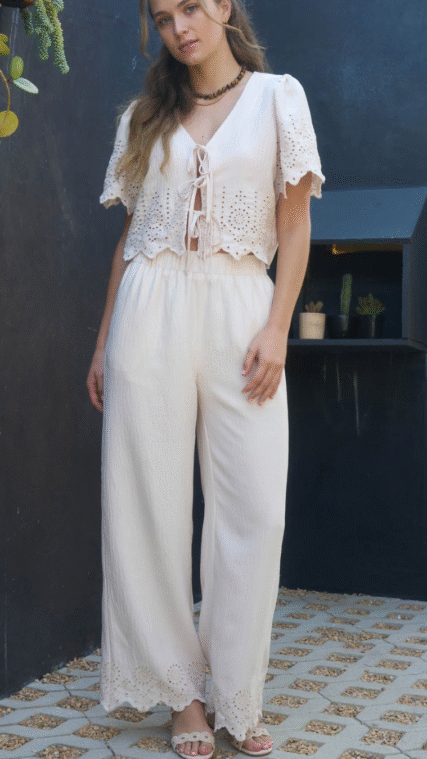 Conjunto blusa lazos y pantalon bordado Crema LD3722